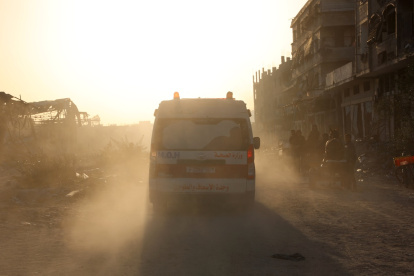 Ambulancias transportan a palestinos heridos en la ciudad de Gaza, este 28 de diciembre de 2024.