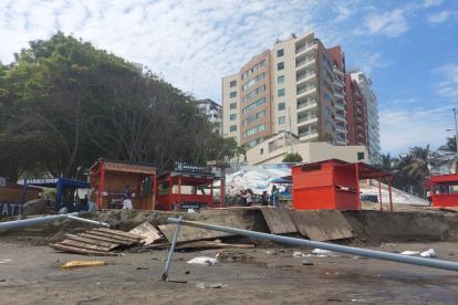 Varios negocios quedaron destruidos debido al oleaje.