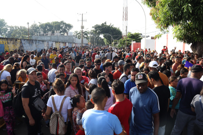 Migrantes hacen filas para realizar sus procesos migratorios, el 22 de diciembre de 2024 en el municipio de Tapachula en Chiapas (México).
