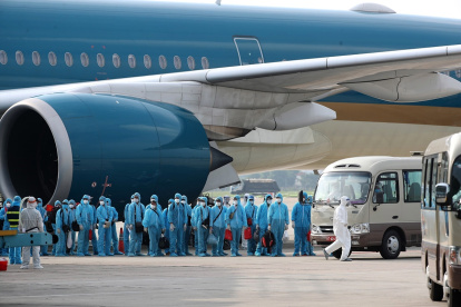 Una fotografía de archivo de un vuelo que trajo a trabajadores vietnamitas contagiados con el coronavirus de la covid-19 en Guinea Ecuatorial en 2020.