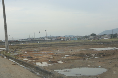 Espacio. El predio donde se plantea el proyecto arquitectónico hoy está abandonado, se evidencia basura y charcos producto de las lluvias registradas en la ciudad en los últimos días.