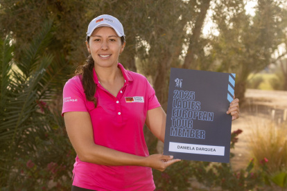 La golfista Daniela Darquea con el reconocimiento obtenido en Marruecos que le certifica su participación en el Ladies European Tour en 2025.