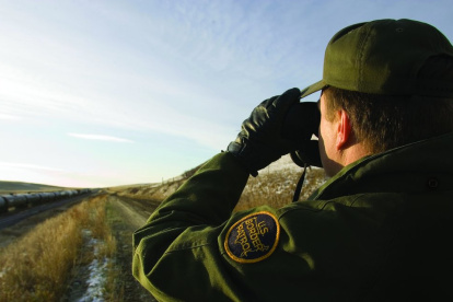Uniformado de la Patrulla fronteriza de Estados Unidos vigila la zona que es utilizada por migrantes para pasar a ese país de forma irregular.