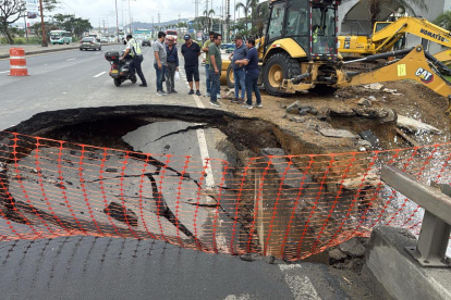 Un carril de la vía se encuentra cerrado