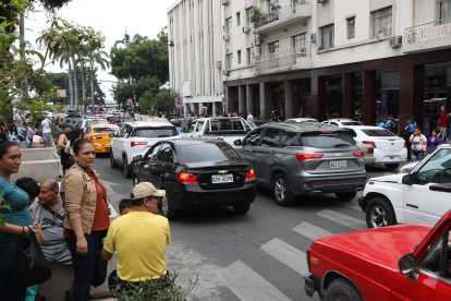 El transito complico el movimiento tanto de conductores como peatones.
