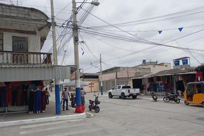 La víctima caminaba por este punto, cuando dos personas dispararon contra él.