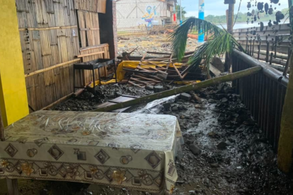 Daños que dejó el fuerte oleaje en Esmeraldas.