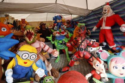 Más de 100 monigotes se comercializan en las carpas ubicados frente a la Tribuna del Sur, en el sector de la Atahualpa.