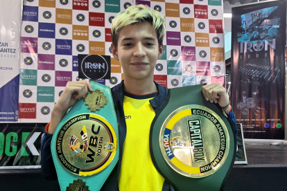 Valentino Dimitrov Alcívar posa con los cinturones que ha ganado en la rama amateur a nivel nacional y mundial, con tan solo 11 años.