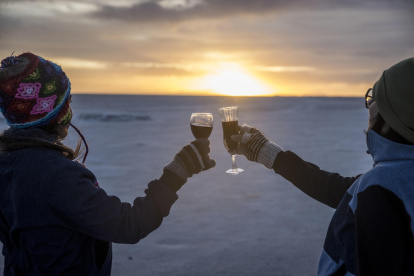 Este 22 de diciembre de 2024 dos turistas celebran en el salar de Uyuni (Bolivia)