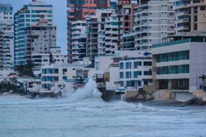 Salinas presentó fuerte oleaje en este último fin de semana.