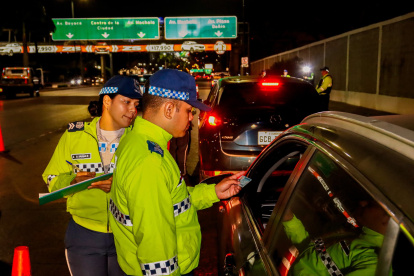 Los agentes de tránsito realizaron las pruebas de alcoholemia