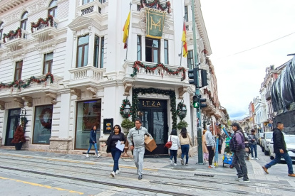 Las calles del Centro Histórico de Cuenca lucen con gran cantidad de ciudadanos.