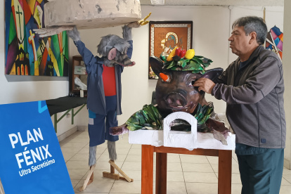 Creatividad. Hernán Alvarado, del barrio El Vado, explica sobre la elaboración de los monigotes.