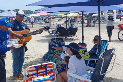 En Salinas empezó la llegada de los turistas para despedir el 2024.