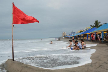 Riesgos recomienda no ingresar al mar mientras la alerta esté vigente; el riesgo es alto.