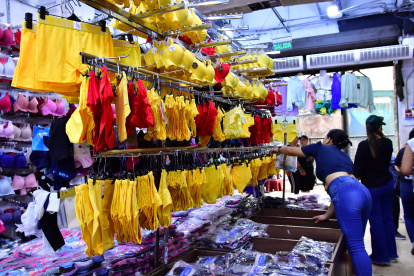 Lencería. Hay locales donde solo quedan prendas amarillos y rojos.
