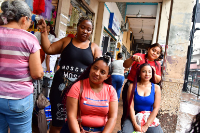 Belleza. Puestos informales en la calle Chile para poner extensiones.