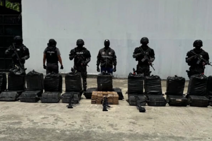 La Polcía Nacional muestra la incautación de cocaína en una finca en Los Ríos.