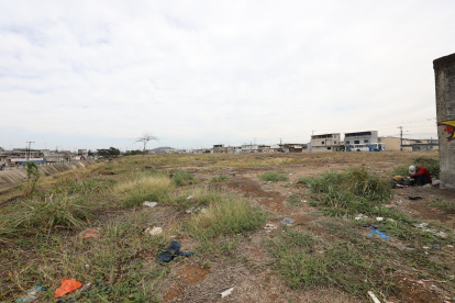 El predio abandonado entre Mucho Lote y Bastión Popular está lleno de desechos. También se evidencia la presencia de consumidores de droga.