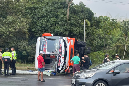 Autoridades investigan las causas del accidente, mientras los heridos son atendidos en casas asistenciales.