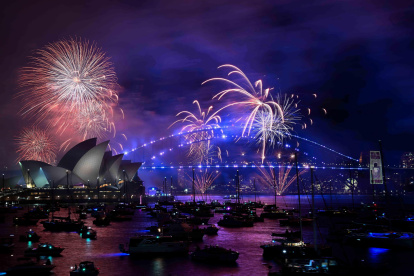 Fuegos artificiales en la bahía de Sydney (Australia), uno de los primeros lugares del mundo en dar la bienvenida a 2025.