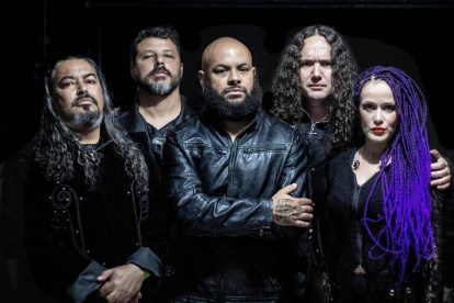 Los instrumentistas de la banda brasileña Paradise in Flames y la vocalista Nienna (derecha).