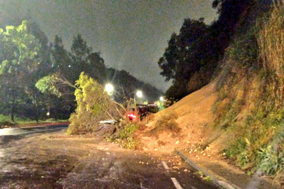 Deslizamiento de tierra en la Av. Simón Bolívar entre Zámbiza y el redondel de Gualo en sentido norte-sur.