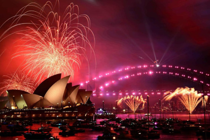 Los fuegos artificiales iluminan el cielo sobre la Ópera de Sídney.