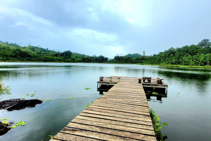 La Laguna de Cube no solo es un destino turístico; es un ecosistema vital.