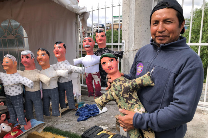 Monigotes y caretas: la pasión de una familia por la tradición de Latacunga