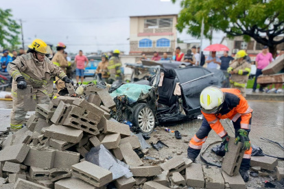 Los bloques de cementos quedaron en la vía