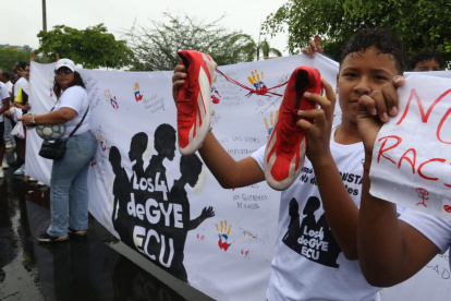 Familiares de niños desaparecidos en Guayaquil permanecen en los alrededores del complejo judicial.
