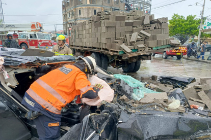 Dos personas quedaron atrapadas en el vehículo liviano