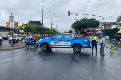 Loa agentes de tránsito mantienen cerrada la vía para precautelar la seguridad de los manifestantes.