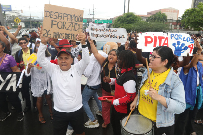 Familiares de los menores desaparecidos en los alrededores del Complejo Judicial.