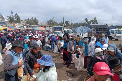 Venta. La actividad comercial se lleva a cabo en un terreno baldío.