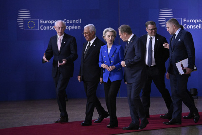 El expresidente belga del Consejo Europeo, Herman Van Rompuy (izq.), el presidente del Consejo Europeo, Antonio Costa, la presidenta de la Comisión Europea, Ursula von der Leyen, y el primer ministro polaco, Donald Tusk.