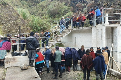 Denuncia. Diferentes comunidades llevaron a cabo un plantón para denunciar que la planta de agua potable sigue sin suministrar de agua a los residentes.