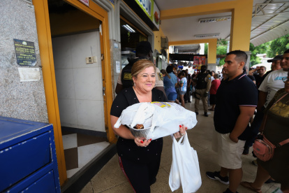 Cena. Desde temprano los clientes salieron a comprar una pierna de cerdo para celebrar el fin del 2024 y la llegada del 2025.