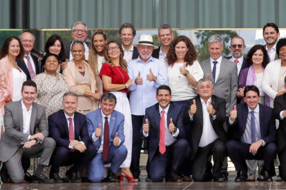 El presidente Lula da Silva, posa para una fotografía con la primera dama, Rosangela "Janja" da Silva (con una blusa roja), y miembros de su gabinete.