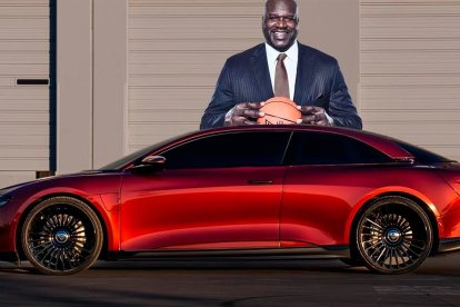 La gigante leyenda del basquet junto al auto inspirado en él.