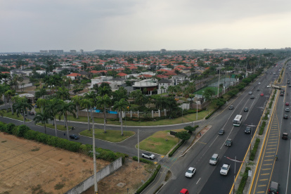 Panorama. A lo largo de la avenida Samborondón se divisan decenas de urbanizaciones. Algunas zonas continúan expandiéndose.
