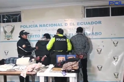 La pareja sospechosa tenía ropa, zapatos y juguetes, que había comprado con las tarjetas de crédito robadas.