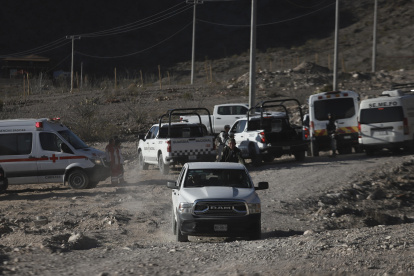 Agentes de la Guardia Nacional, policía estatal y peritos investigan la zona donde fue encontrado el cuerpo de un agente del Instituto Nacional de Migración de México (INM), este lunes en Ciudad Juárez (México).