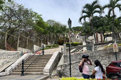 Miradores. La vista panorámica que goza el cerro del Carmen es uno de los atractivos de este sitio. Para llegar a lo más alto, el turista debe subir 164 escalinatas; no hay otra forma de hacerlo.