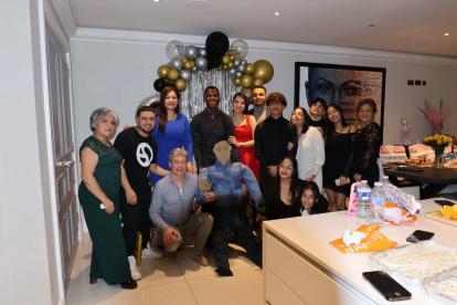 Moisés Caicedo celebró el Año Nuevo con amigos y familiares.