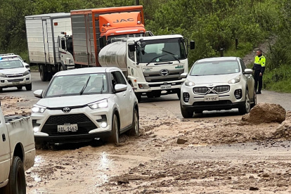 En la vía Cuenca- Girón- Pasaje se registran varios deslizamientos que complican el tránsito.