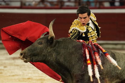 El torero venezolano Jesús Enrique Colombo lidia al toro Duende de la ganadería Campo Real, este lunes durante la Feria de Cali, en Cali (Colombia).