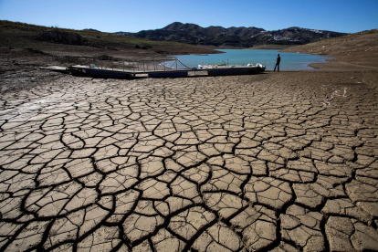Aspecto que presenta el embarcadero del pantano de La Viñuela (Málaga) debido al bajo nivel de agua por la falta de lluvias.